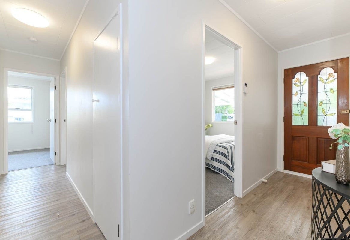 31 Lavery Place, Sunnynook, Auckland - Carousel 2