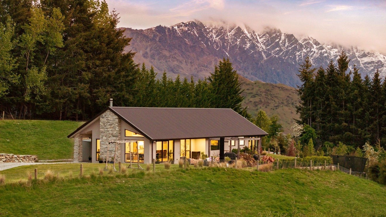 86 Mountain View Road, Dalefield, Queenstown - Carousel 1