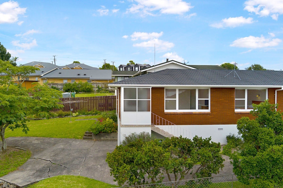 2/7 Windermere Crescent, Blockhouse Bay, Auckland - Carousel 2