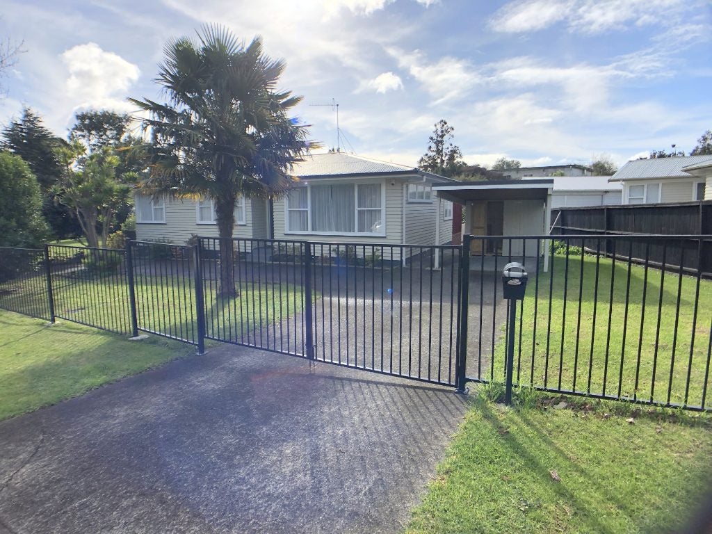 1/20 Lucinda Place, Glen Eden, Auckland - Carousel 1