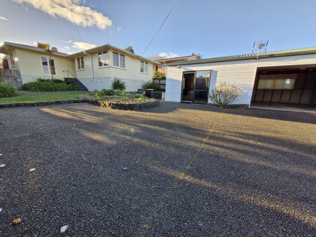 26 Coniston Avenue, Te Atatu South, Auckland - Carousel 1