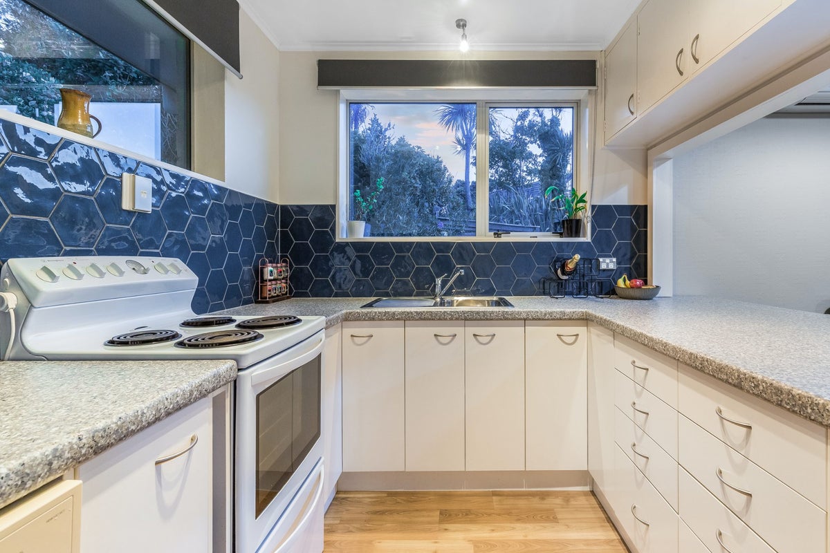 8A Florio Terrace, Tawa, Wellington - Carousel 2