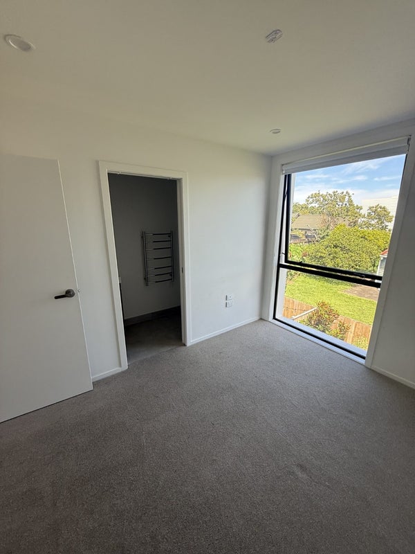 8/4 Mead Street, Avondale, Auckland - Carousel 2