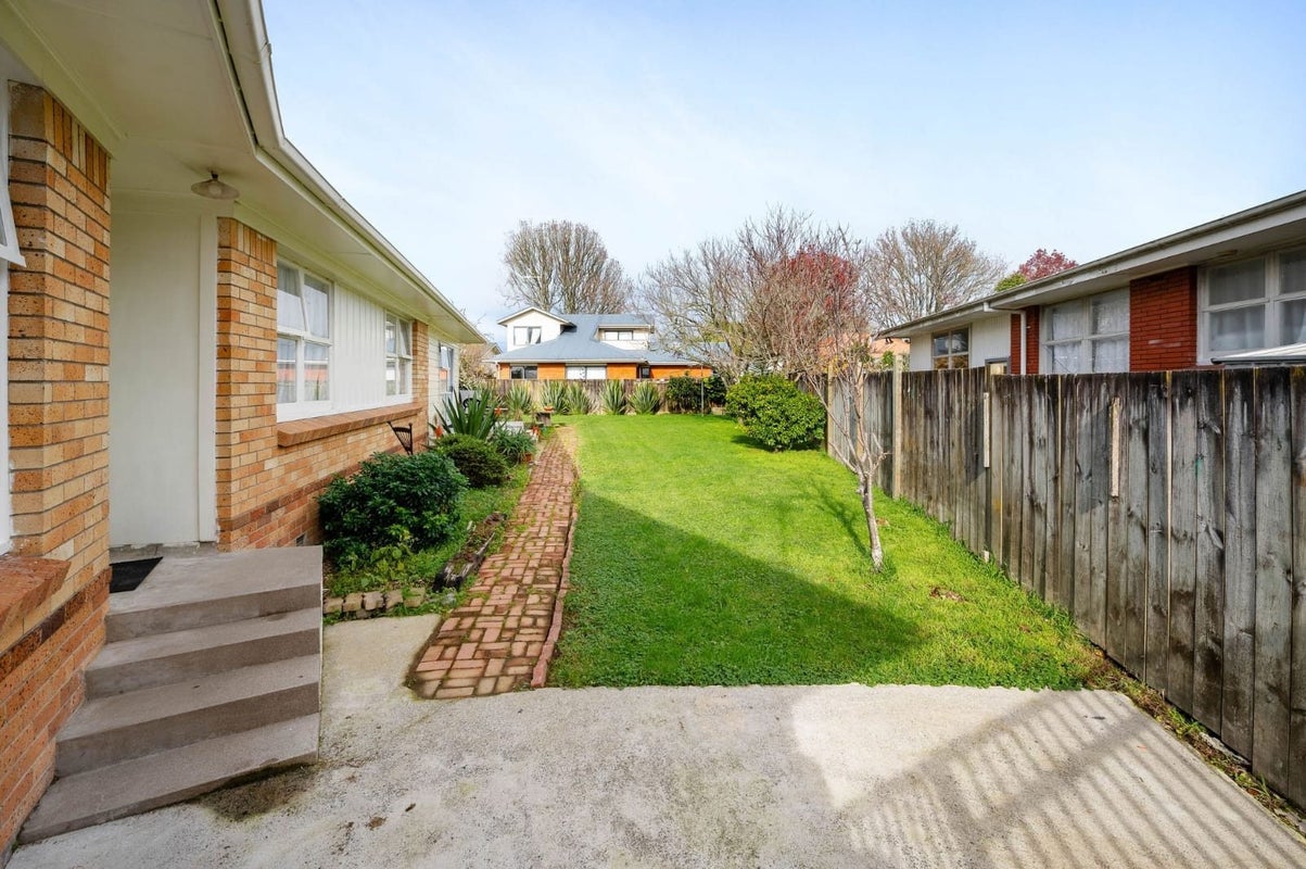 8 Robert Grigg Place, Hamilton East, Hamilton - Carousel 2