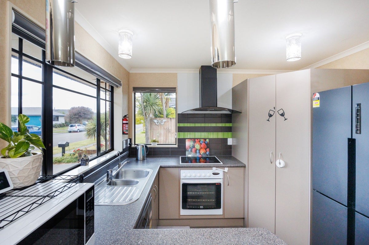 10 Boston Parade, Kelvin Grove, Palmerston North - Carousel 2