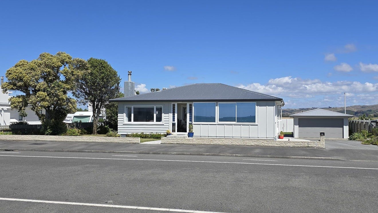 97 The Esplanade, Westshore, Napier - Carousel 1