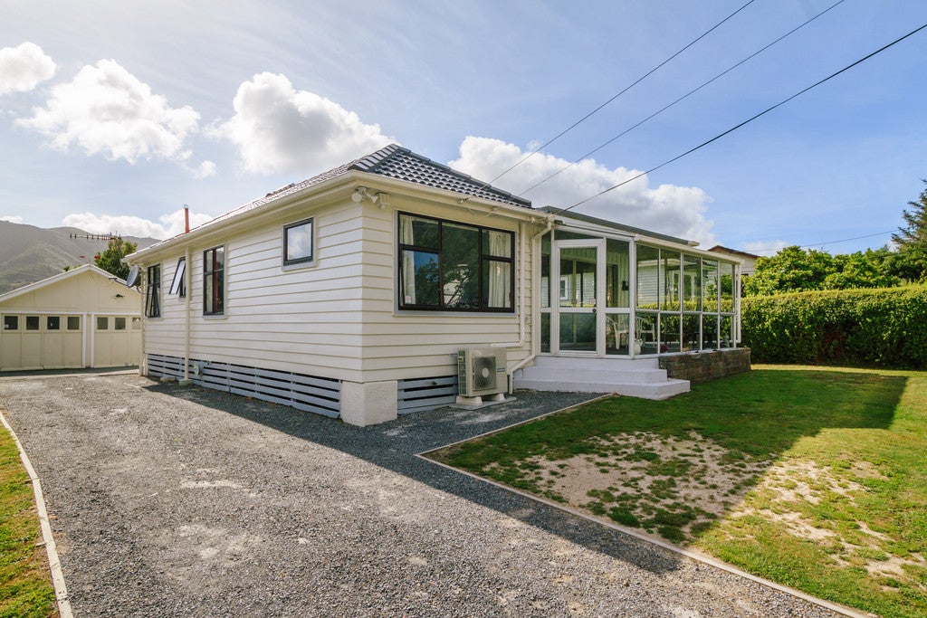 122 Wellington Road, Wainuiomata, Lower Hutt - Carousel 1