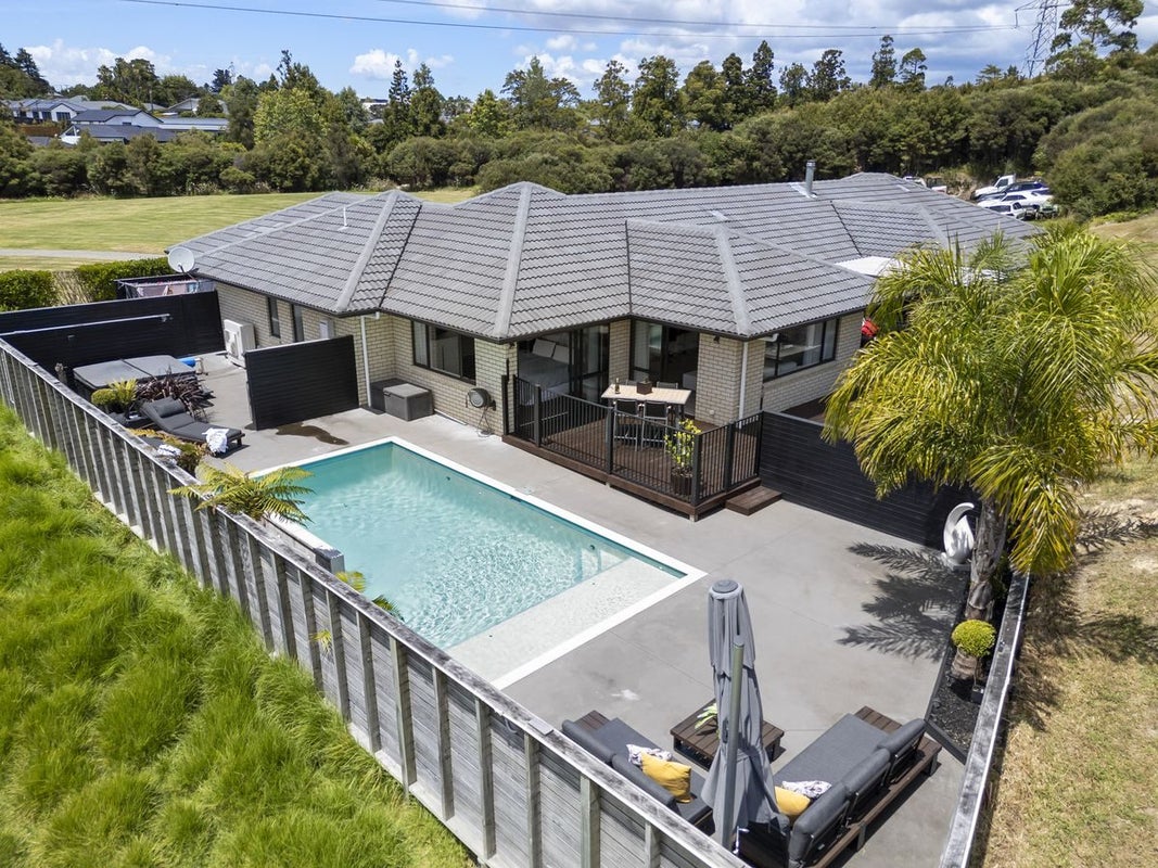 17 Wautaiti Drive, Riverhead, Riverhead - Carousel 1