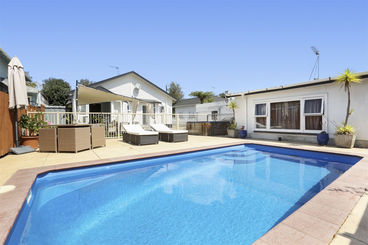 93 Te Aroha Street, Hamilton East, Hamilton - Carousel 1