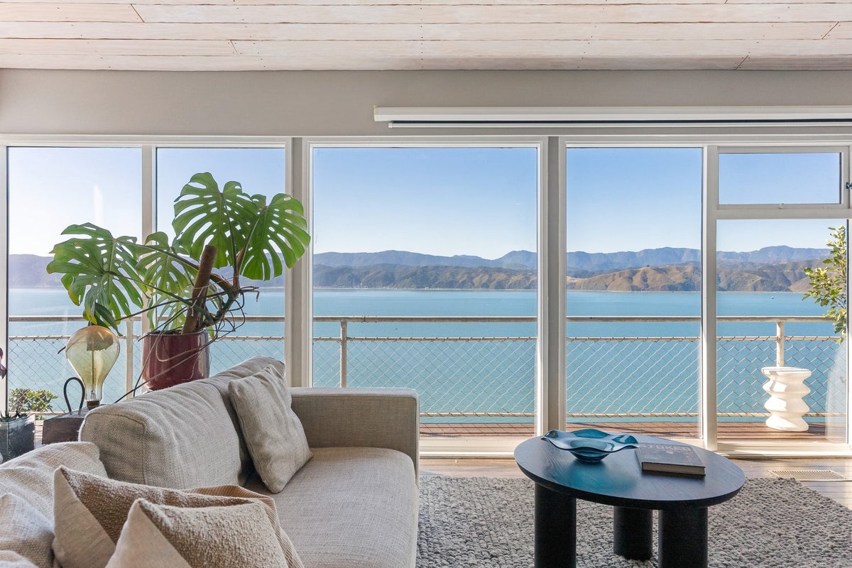15 Fortification Road, Karaka Bays, Wellington - Carousel 1