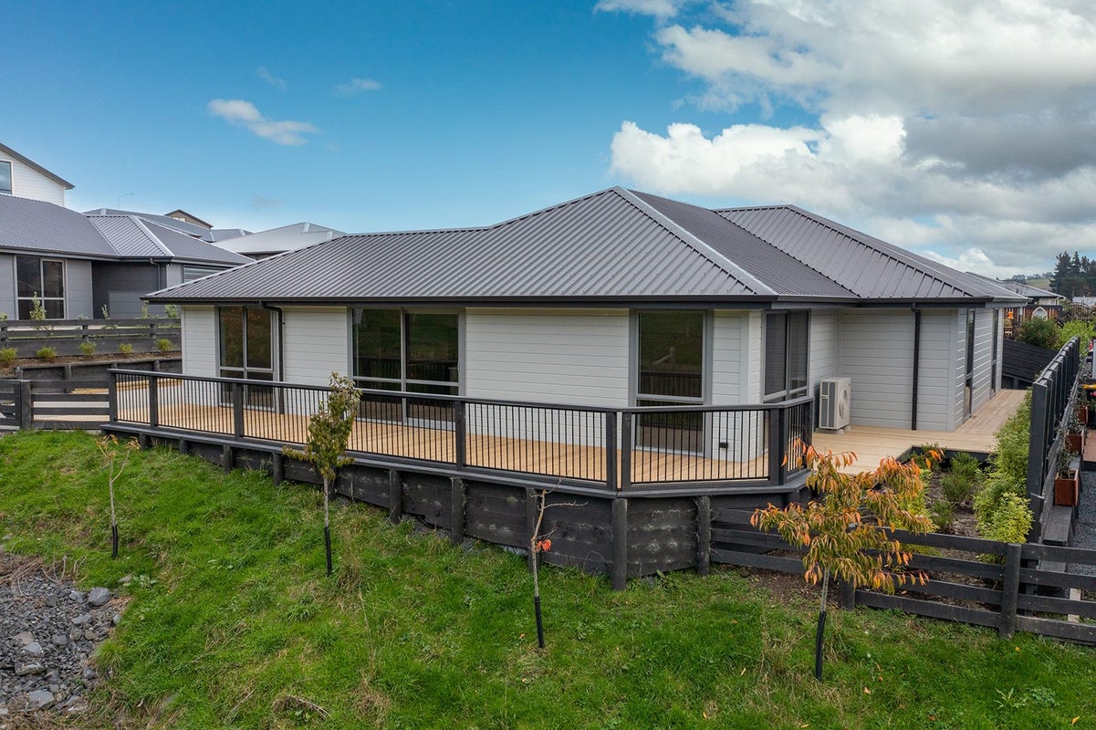 5 Trudi Place, Green Island, Dunedin - Carousel 1