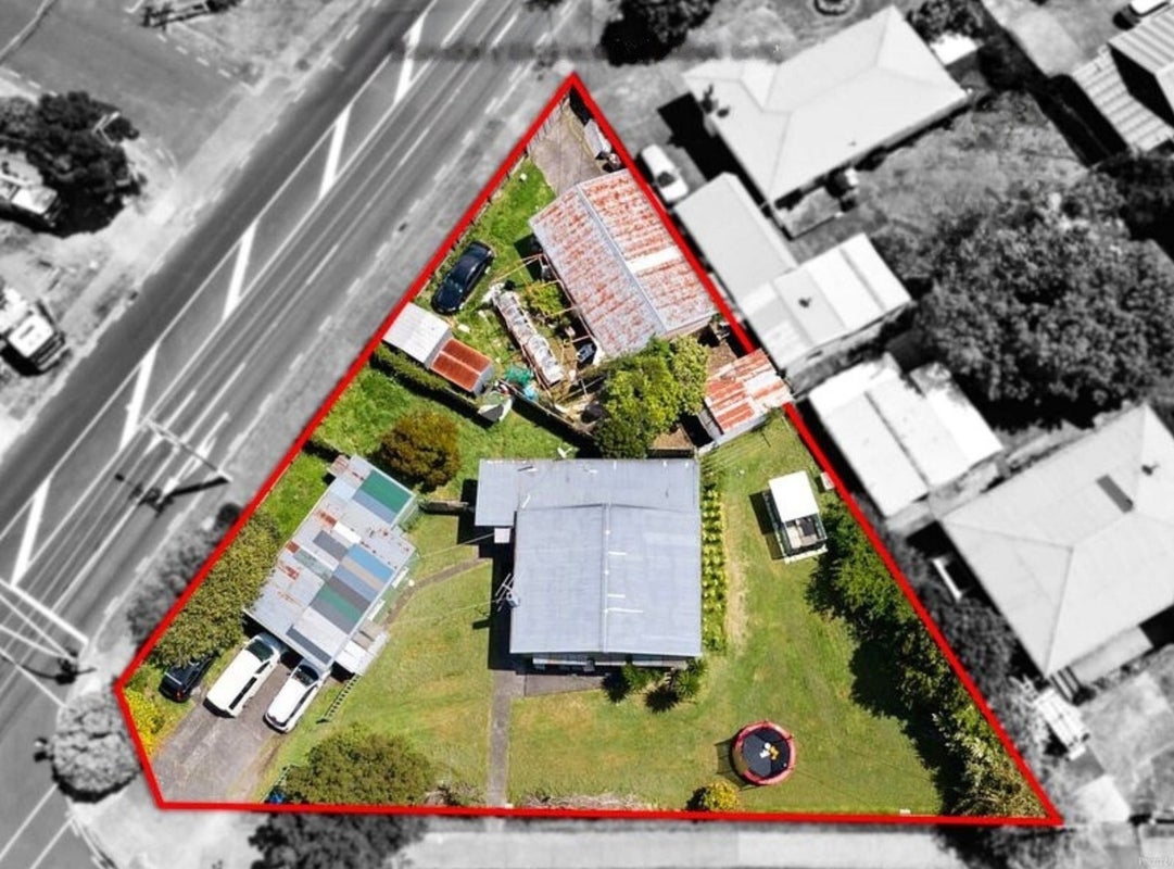 2 Rathgar Road, Henderson, Auckland - Carousel 1