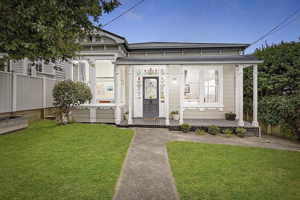 18 Overtoun Terrace, Hataitai, Wellington - Carousel 1