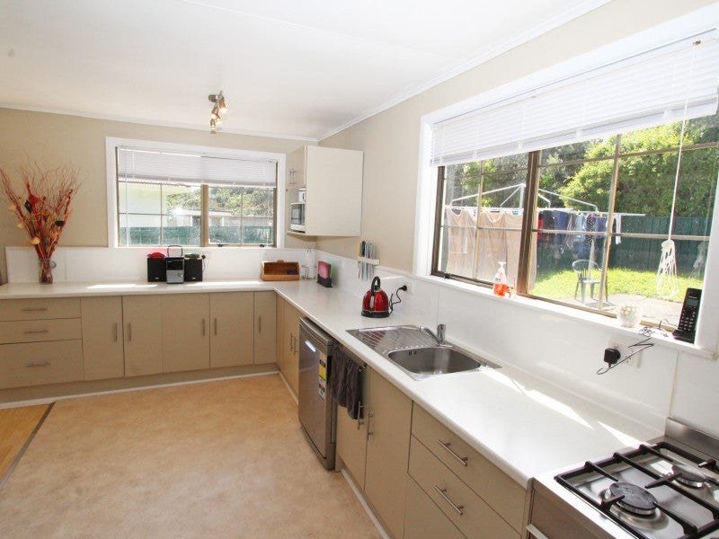 27 Surprise Place, Cannons Creek, Porirua - Carousel 2