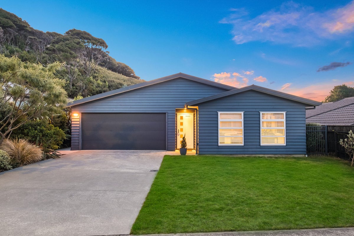 6 Spritsail Place, Whitby, Porirua - Carousel 1