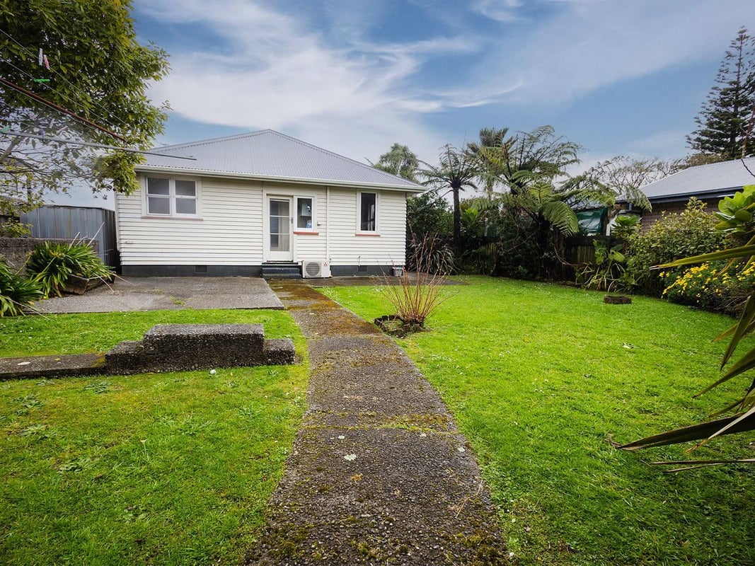 15 Domain Terrace, Karoro, Greymouth - Carousel 1