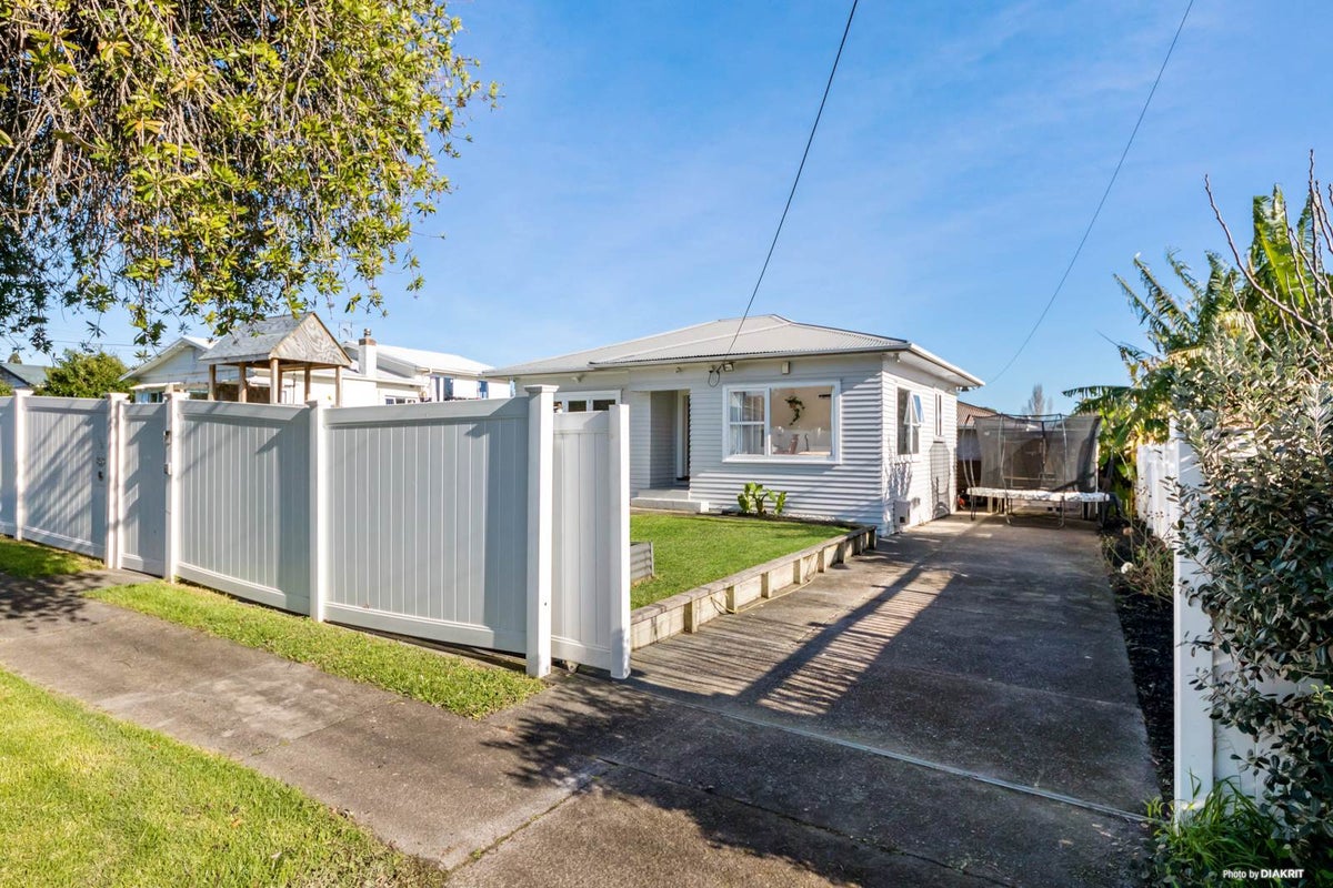 1/86 Lynwood Road, New Lynn, Auckland - Carousel 1