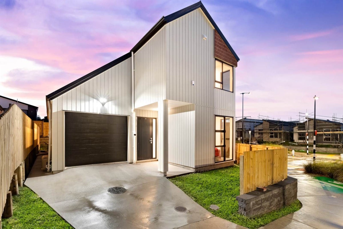 5 Taiororua Avenue, Massey, Auckland - Carousel 2