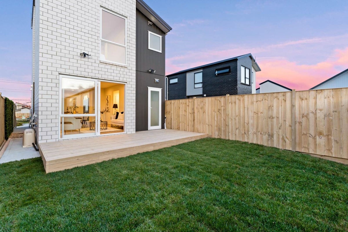 35 Horokaka Street, Massey, Auckland - Carousel 24