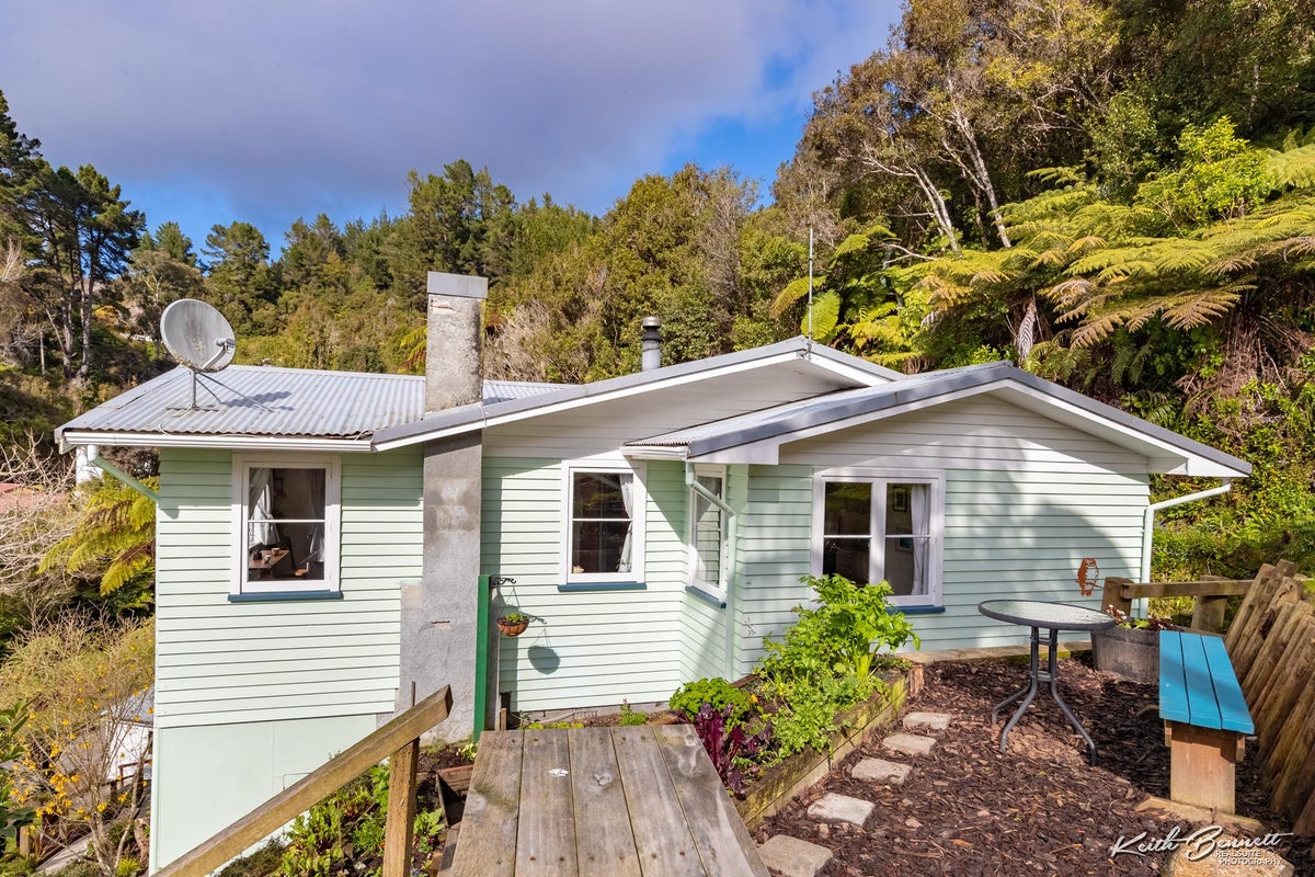 36 Wyndham Road, Pinehaven, Upper Hutt - Carousel 1