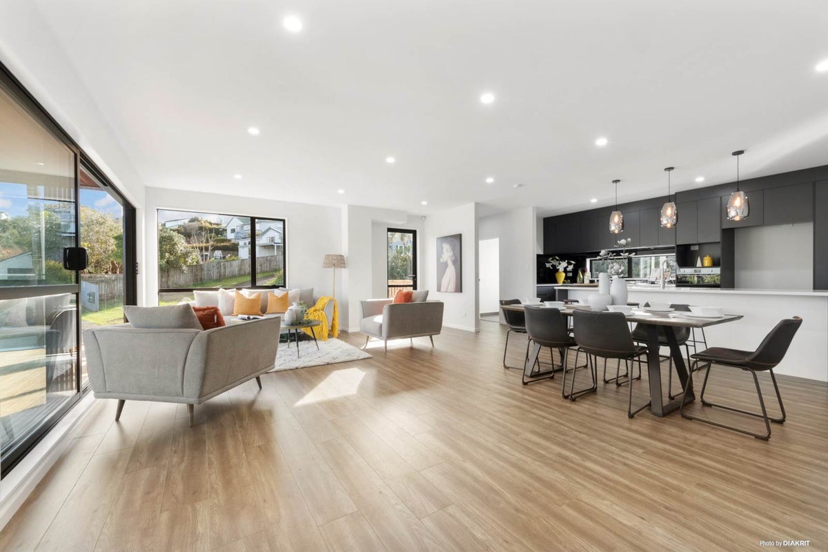 4B Wyoming Avenue, Murrays Bay, Auckland - Carousel 2