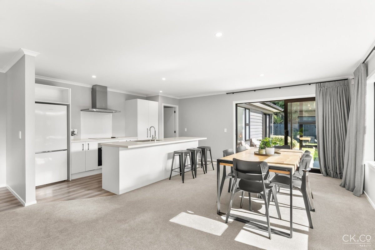 7 Te Awa Rere Grove, Stokes Valley, Lower Hutt - Carousel 2