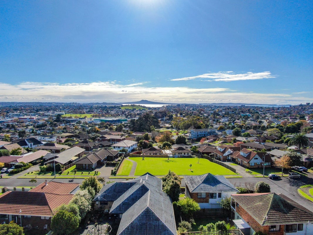 5 Pitlochry Place, Highland Park, Auckland - Carousel 1
