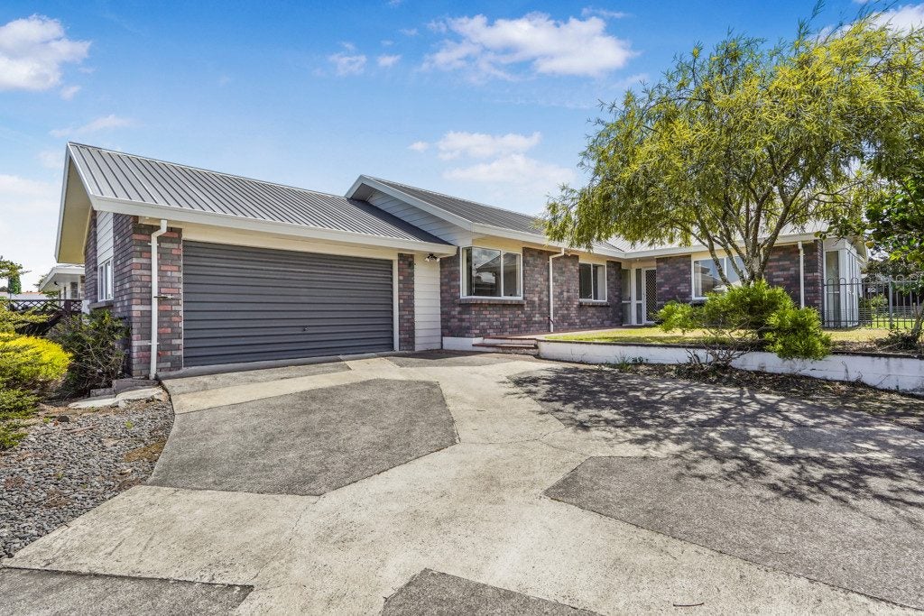 35 Moreland Avenue, Pukete, Hamilton - Carousel 1