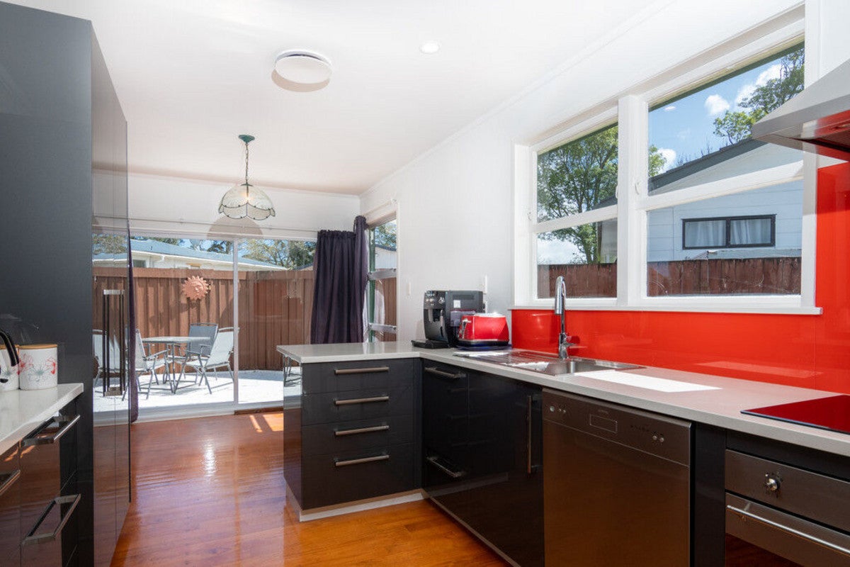 86 Universal Drive, Henderson, Auckland - Carousel 1