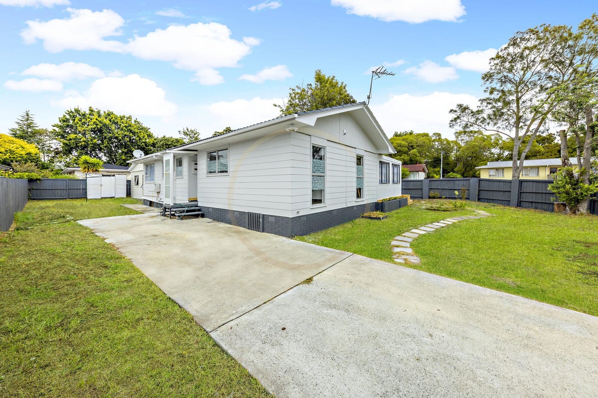 3 Sandrine Avenue, Clover Park, Auckland - Carousel 1