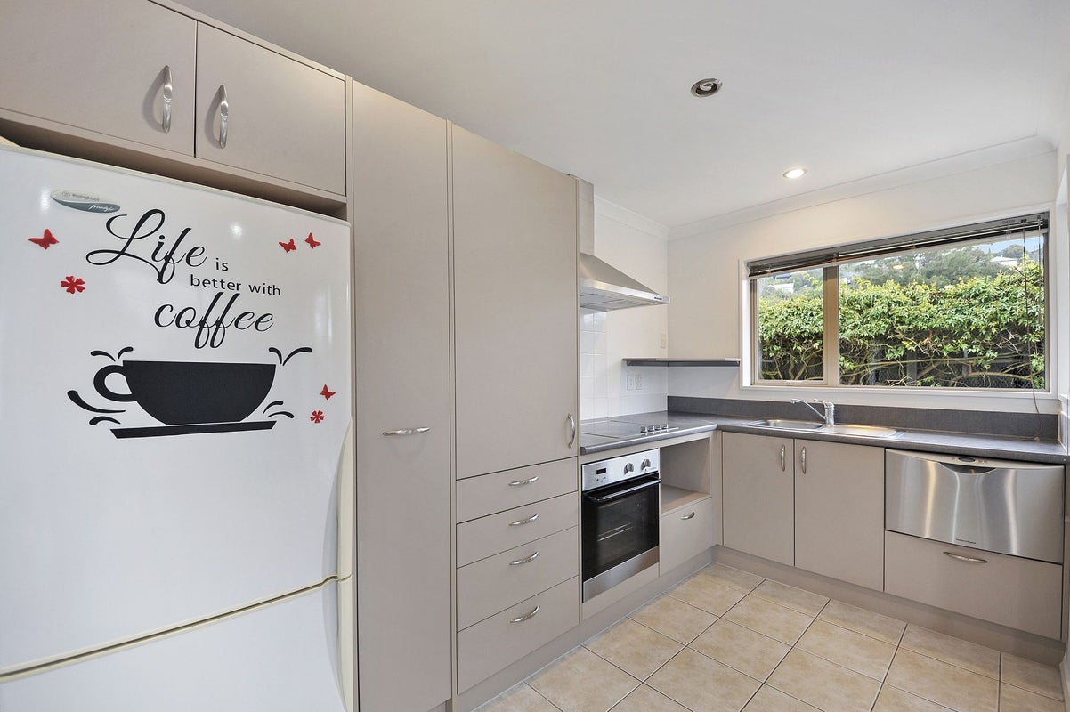8D Albert Terrace, Saint Martins, Christchurch - Carousel 2