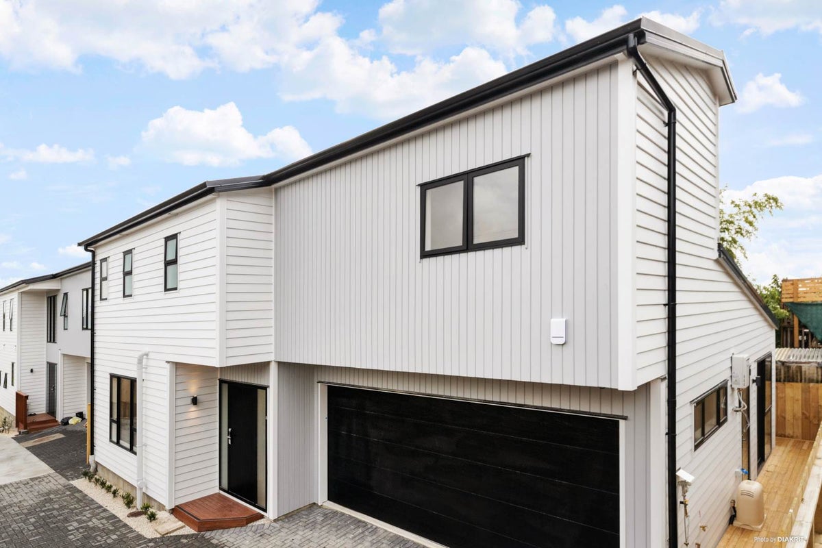 15B Sheridan Drive, New Lynn, Auckland - Carousel 1