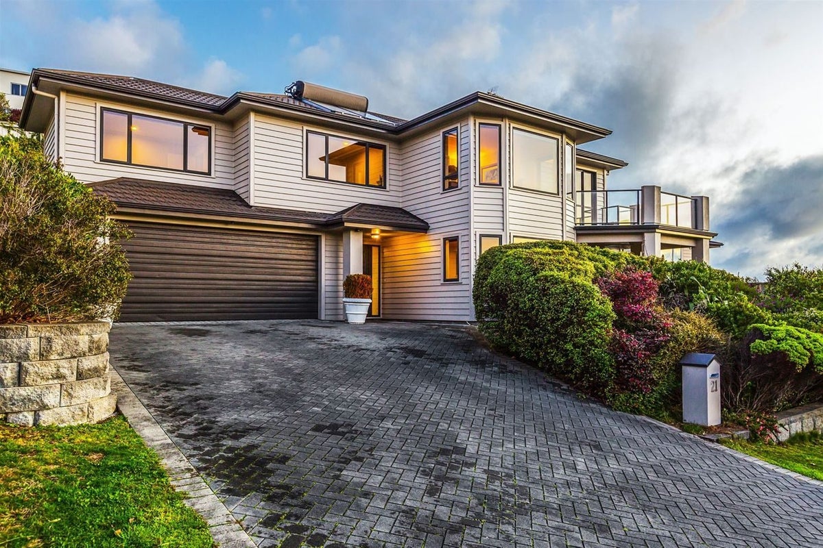 21 Aspiring Terrace, Aotea, Porirua - Carousel 1
