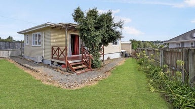 39 Lincoln Park Avenue, Massey, Auckland - Carousel 1