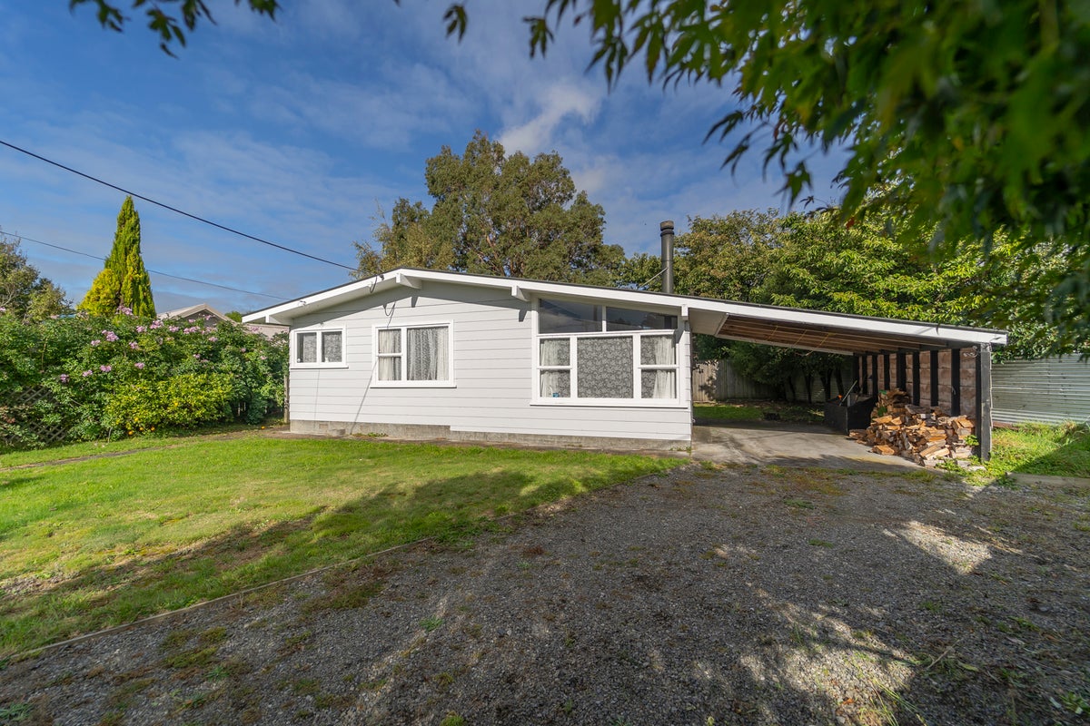 15 Hardie Grove, Featherston - Carousel 1