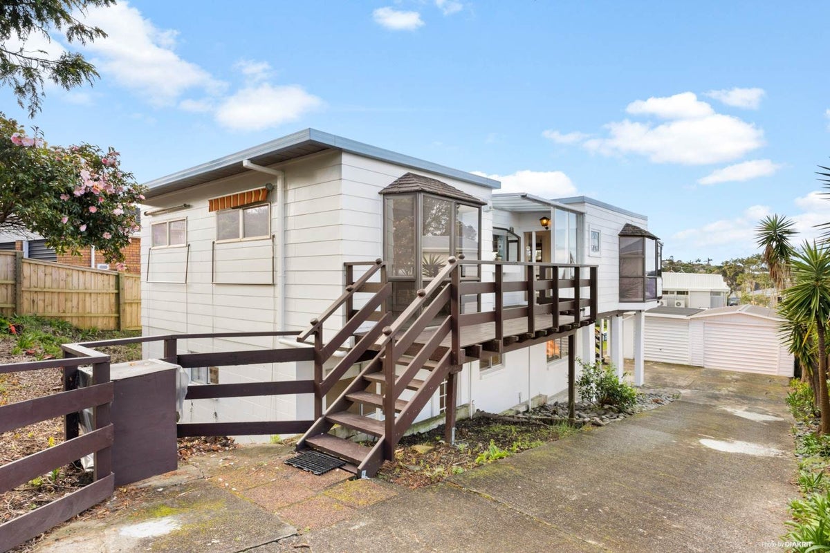 7 Birdie Place, Red Beach, Whangaparaoa - Carousel 2