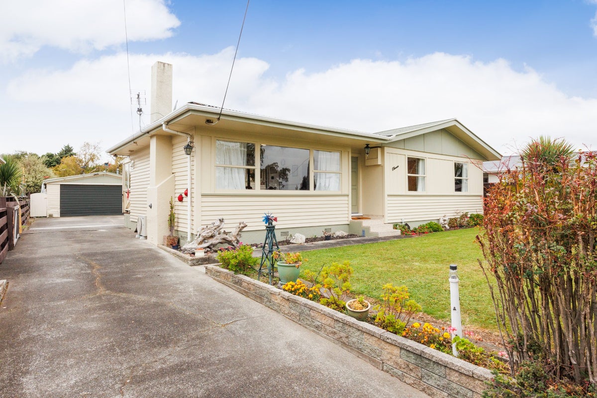 11 Tararua Terrace, Cloverlea, Palmerston North - Carousel 1