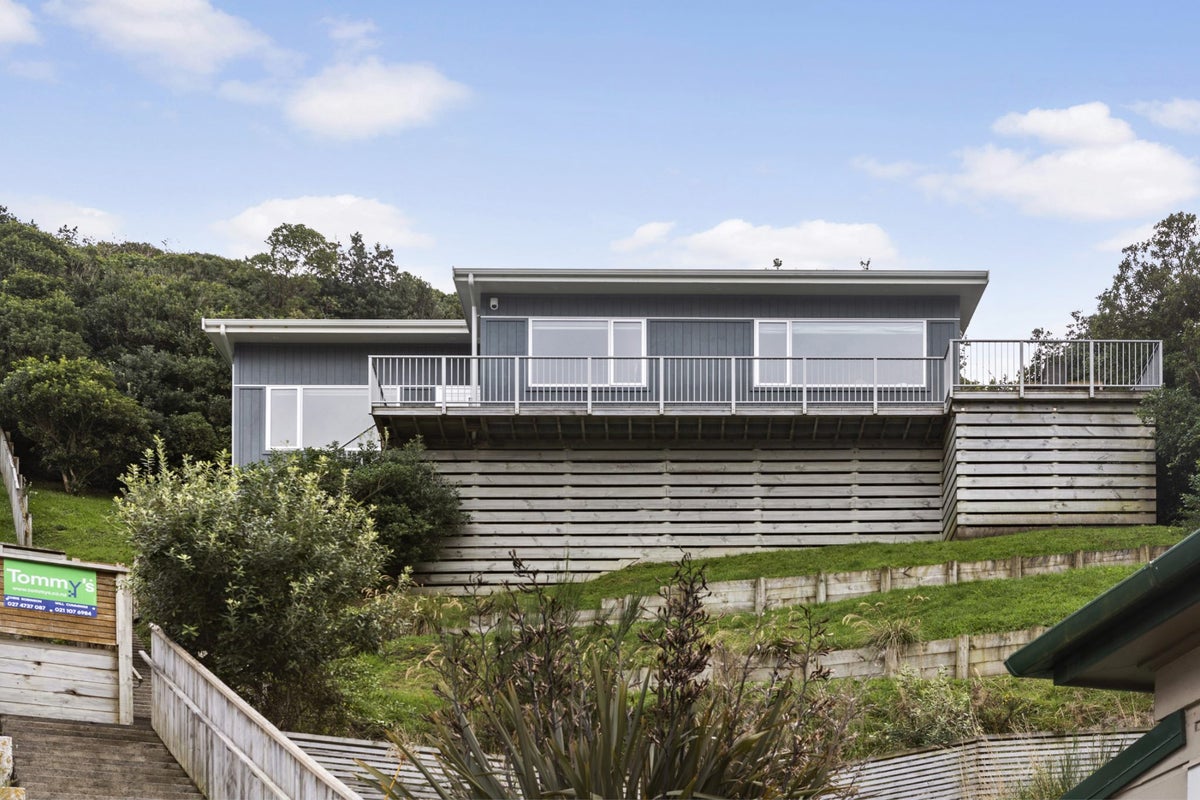 12C Freeling Street, Island Bay, Wellington - Carousel 1