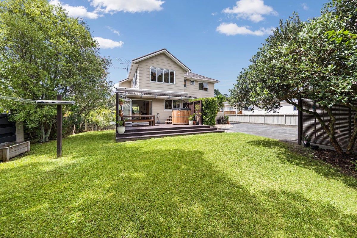 23 Staincross Street, Green Bay, Auckland - Carousel 1