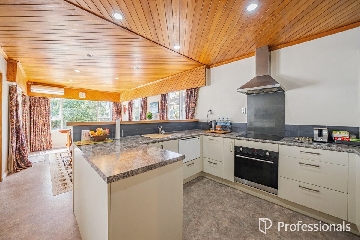 12 Miles Crescent, Wainuiomata, Lower Hutt - Carousel 2