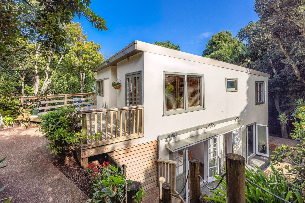 35 Hekerua Road, Oneroa, Waiheke Island - Carousel 1