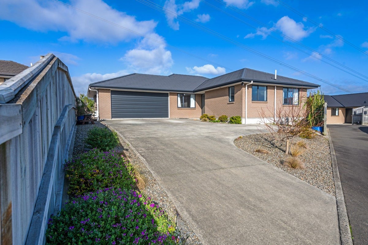 38 Varsity Heights, Fitzherbert, Palmerston North - Carousel 1