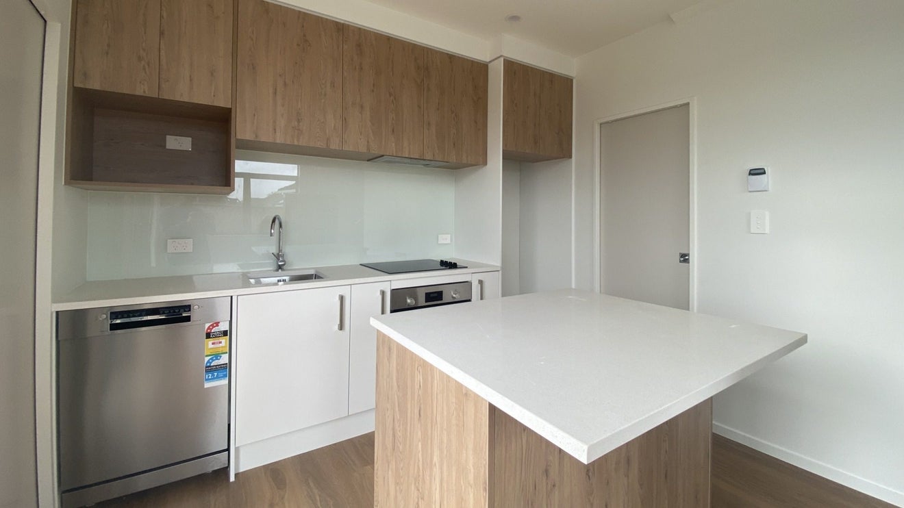 14/2 Moor Avenue, Te Atatu Peninsula, Auckland - Carousel 2
