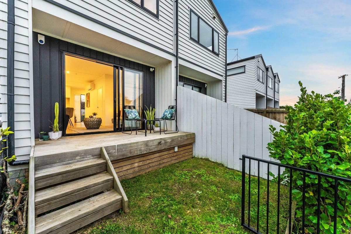 2/11 Mareth Street, Panmure, Auckland - Carousel 2