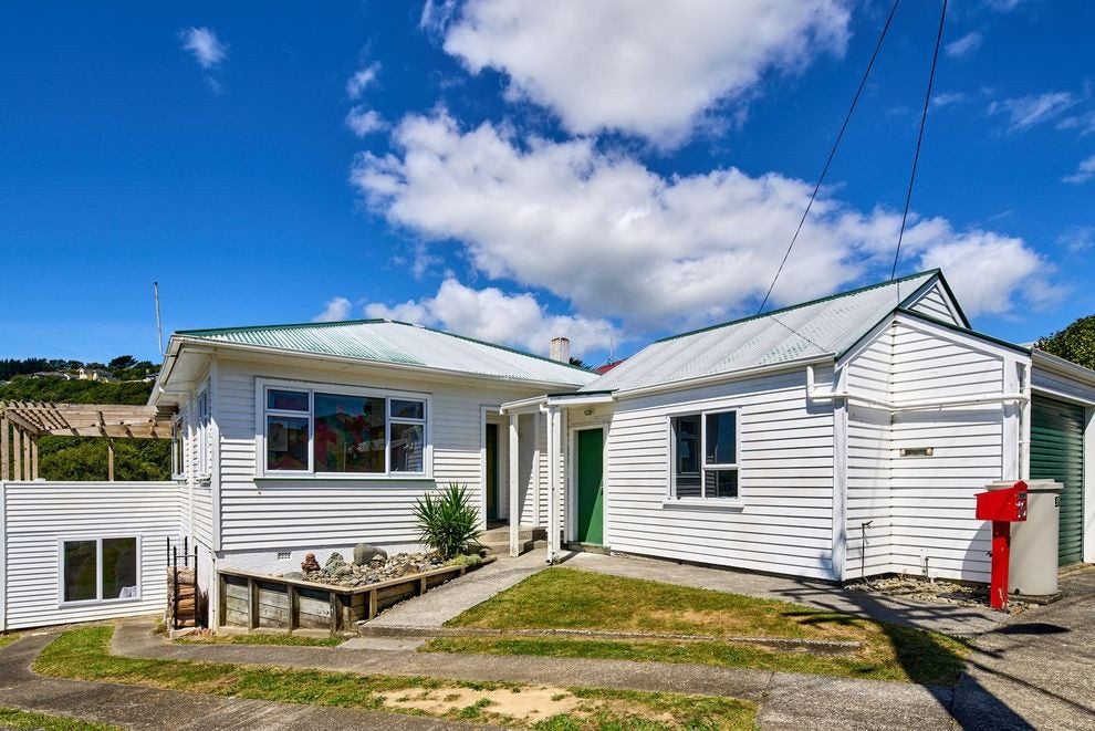 10 Carleton Terrace, Tawa, Wellington - Carousel 1