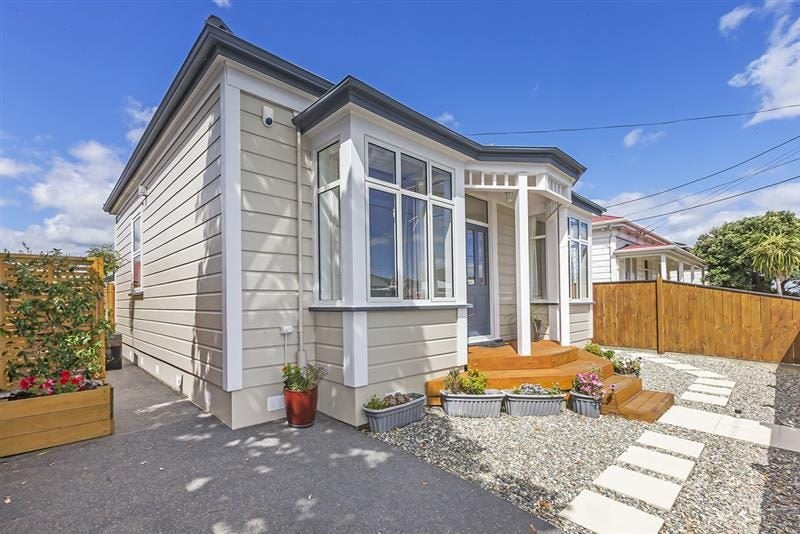 10 Queen Street, Petone, Lower Hutt - Carousel 1