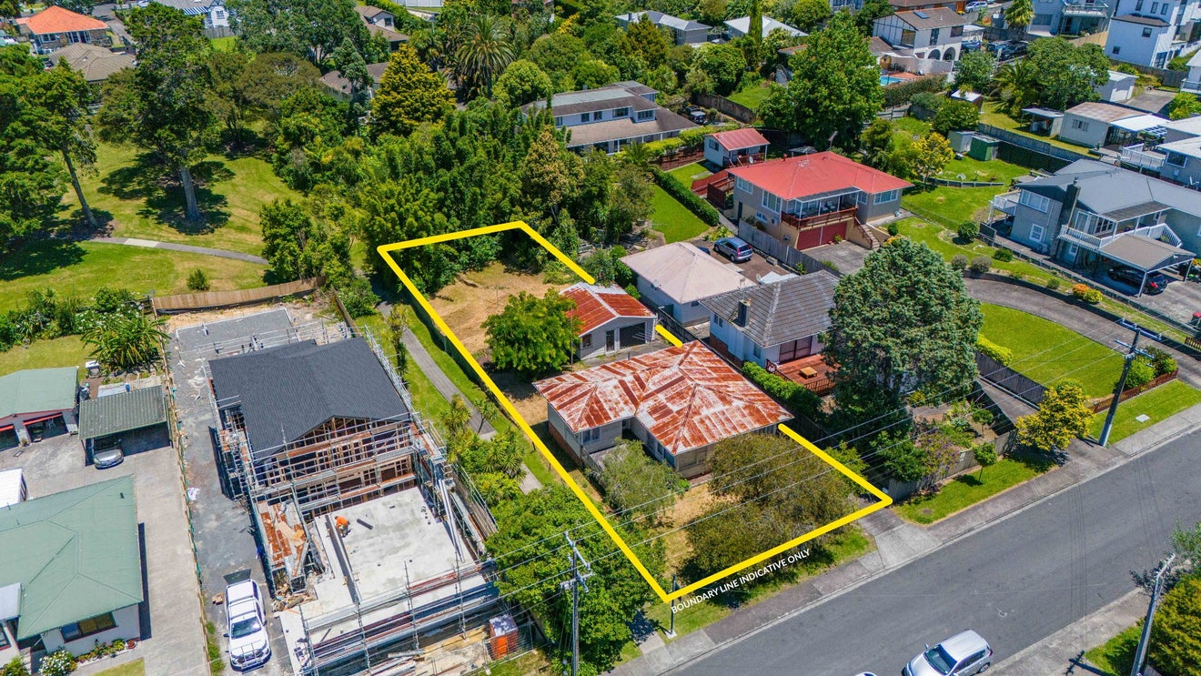 13 Cron Avenue, Te Atatu South, Auckland - Carousel 1