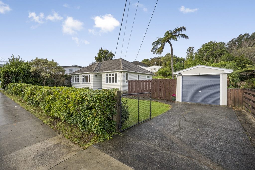 15 Peel Place, Wainuiomata, Lower Hutt - Carousel 1