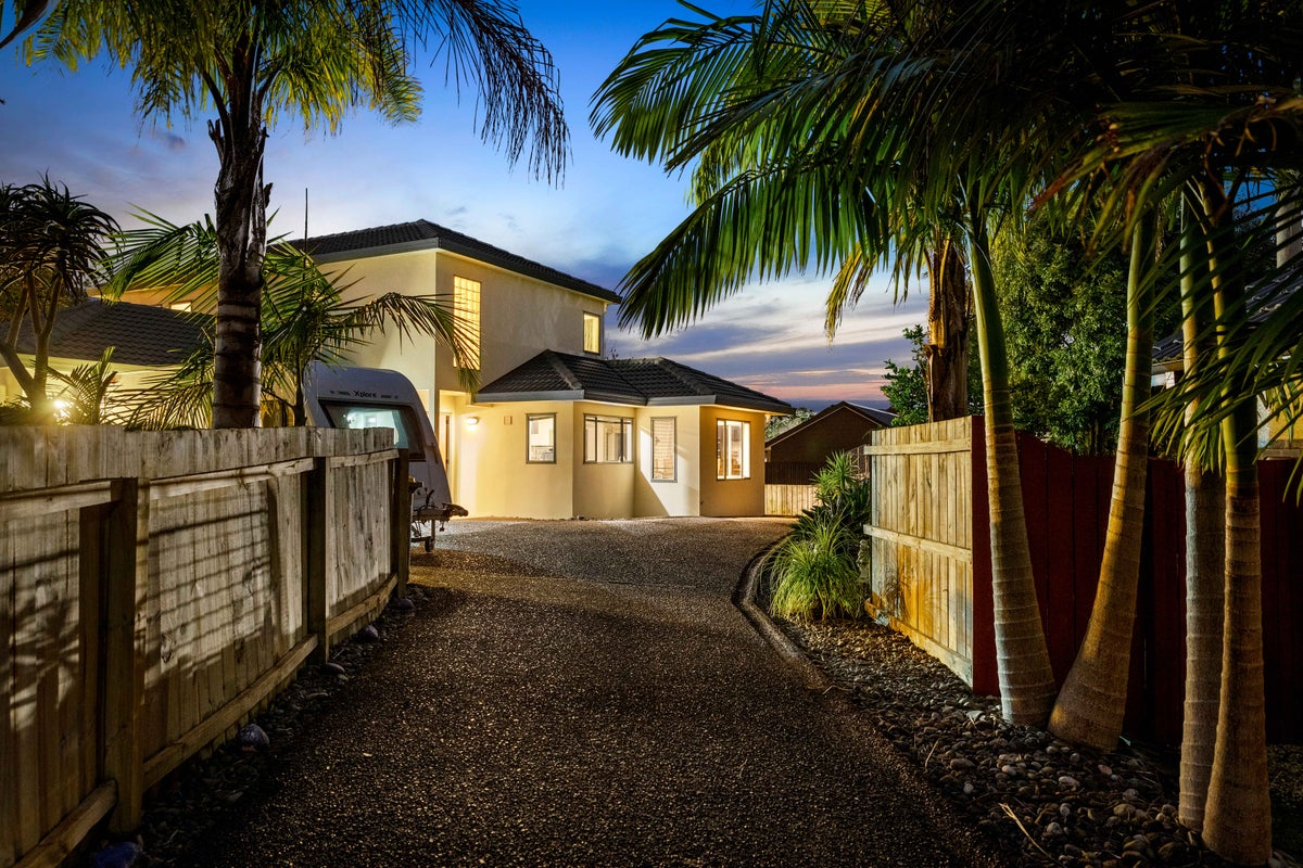 27 Connemara Court, West Harbour, Auckland - Carousel 1