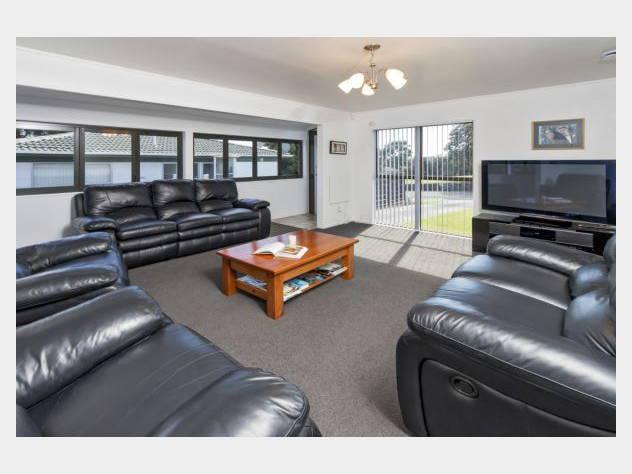 3/35 Highland Park Drive, Highland Park, Auckland - Carousel 2